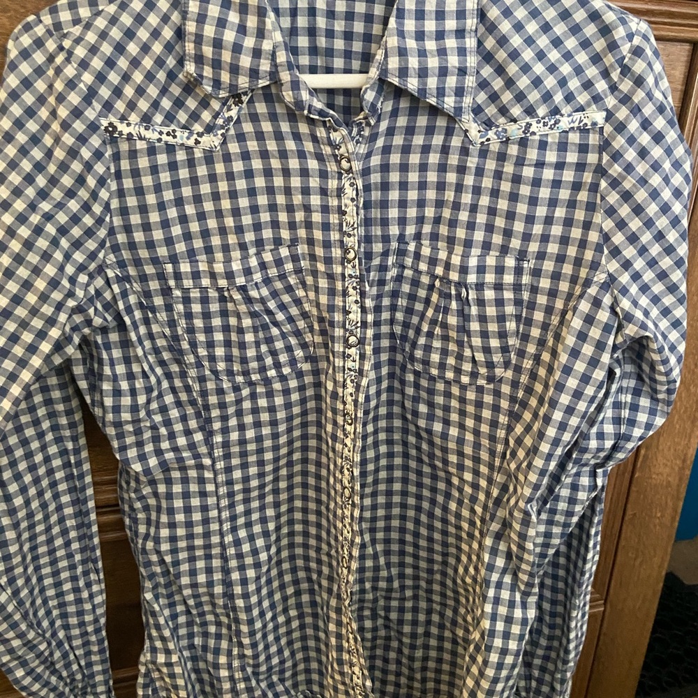 Decree Long sleeve women’s plaid shirt with snaps. Size L